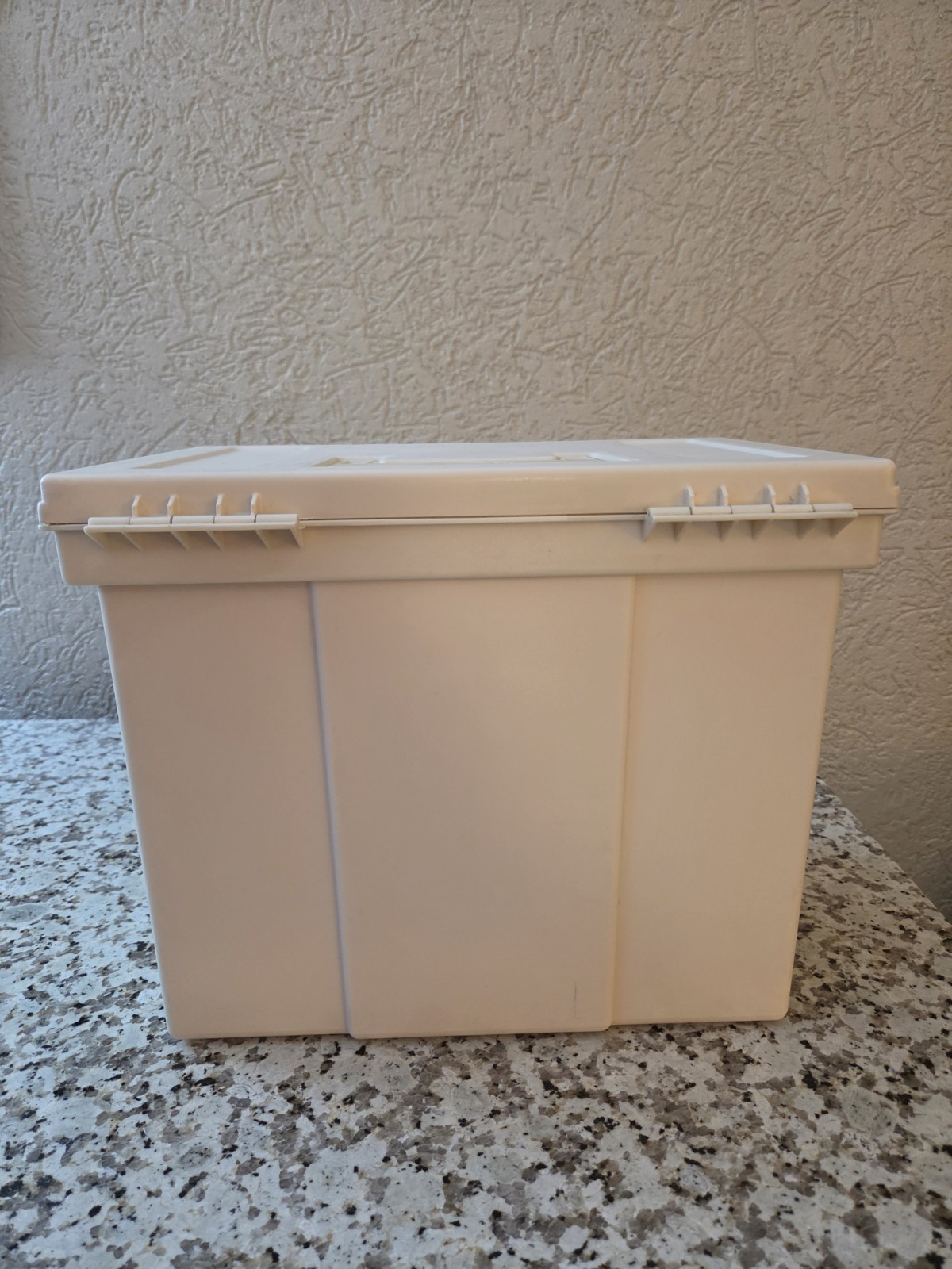 Vtg Rubbermaid Portable File Folder Carry Case Storage Box Almond Hard Shell