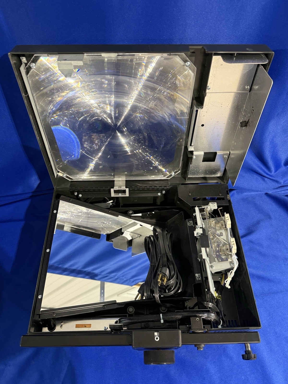 Dukane 4003 Overhead Projector 28A4003 Powers On – No Lamps – Buyer Pays to Ship