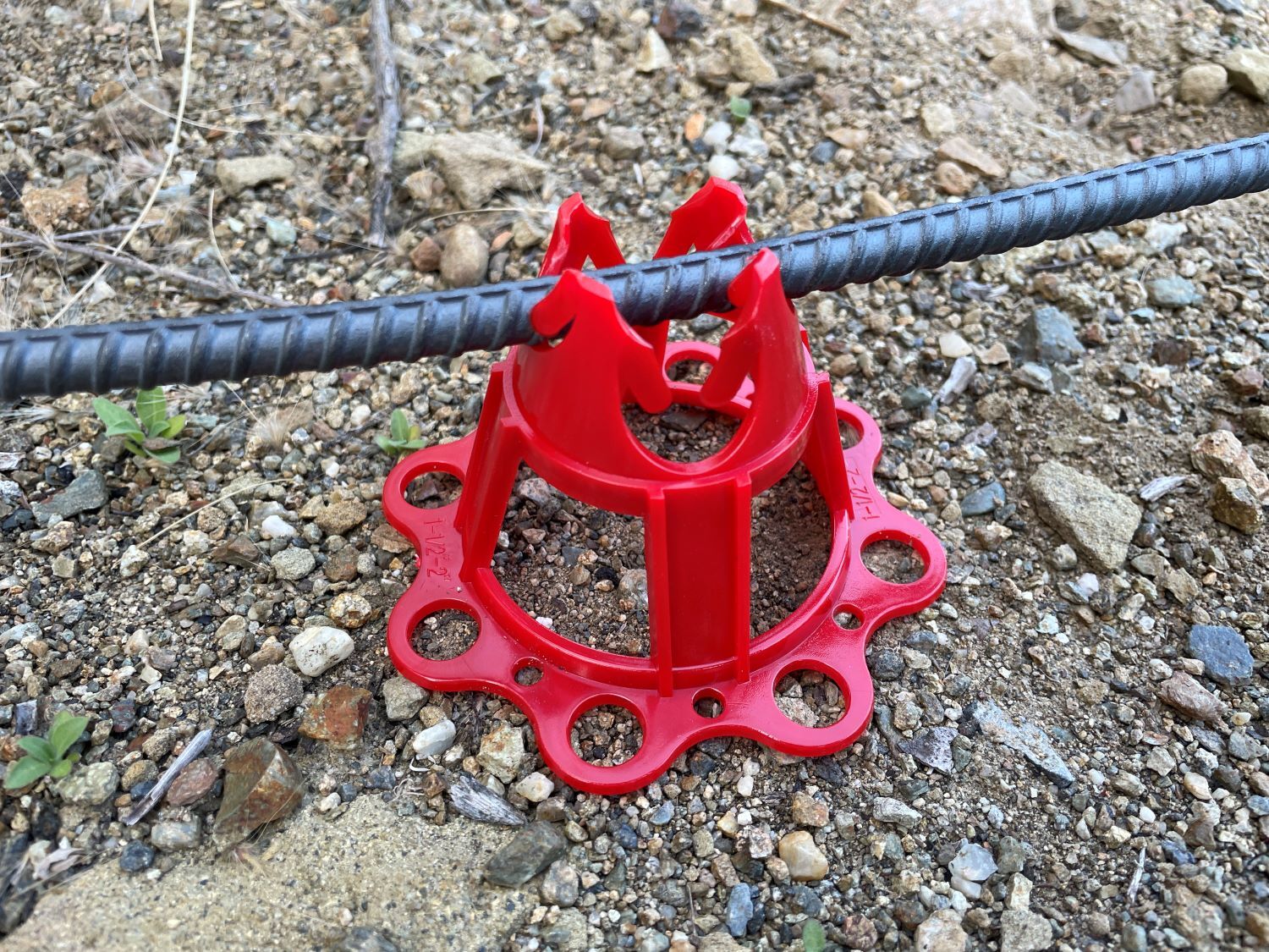 Sandbaggy Plastic Rebar Chair – Elevates Rebar 1 ½” or 2″ – Rebar #3 to #5 (Red)