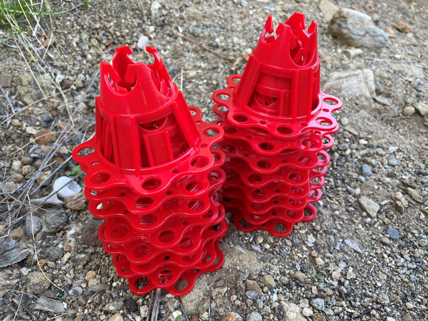 Sandbaggy Plastic Rebar Chair – Elevates Rebar 1 ½” or 2″ – Rebar #3 to #5 (Red)